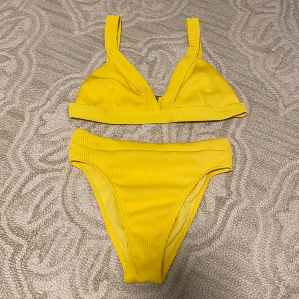 Hollister yellow swim set! ☀️